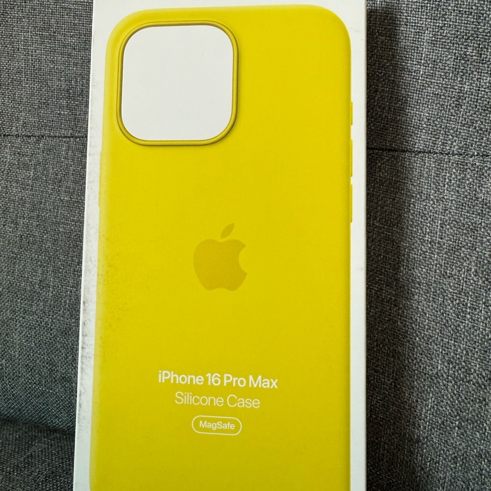 Apple iPhone 16 Pro Max Silicone Case - Yellow (star fruit)